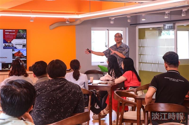 Department of Physics Chair Cheng-Hao Chuang explained the course arrangements to the participants.