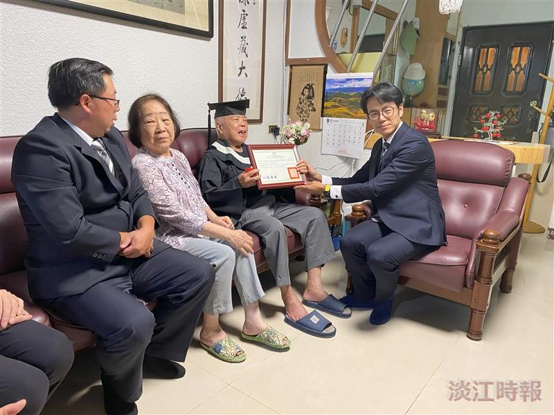 本校頒發榮譽畢業證書予趙清淵