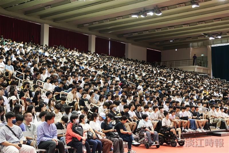 At the opening ceremony, the venue was filled with freshmen, marking the most vibrant and youthful moment.