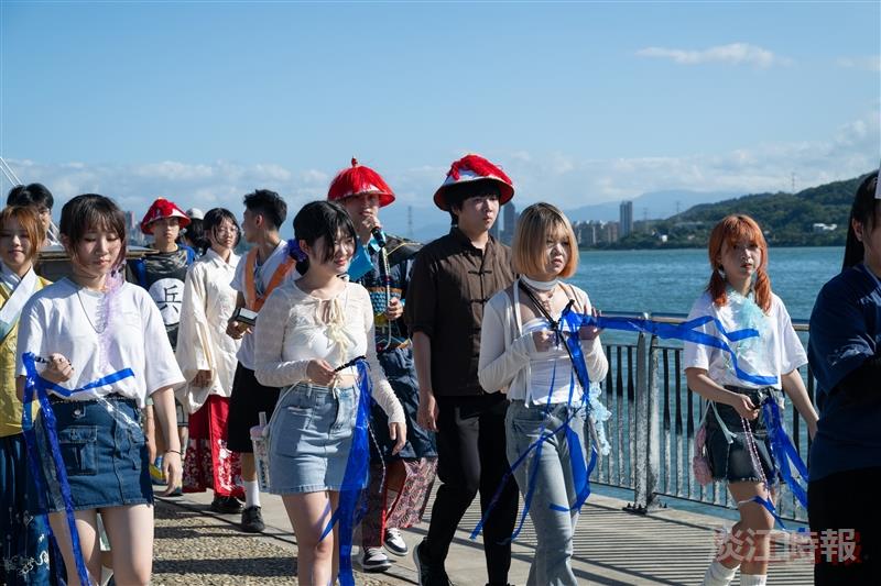 Students from the Department of History portrayed Qing dynasty officials, Westerners, and modern workers, using ribbons and simple formation changes to symbolize communication and connection across time and generations.