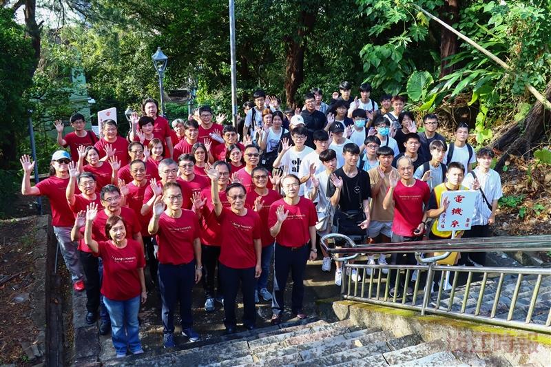 President Huan-Chao Keh (front row, third from left), together with the 3 vice presidents, led the new students on a tour of the Slope of Overcoming Difficulty prior to the opening ceremony.