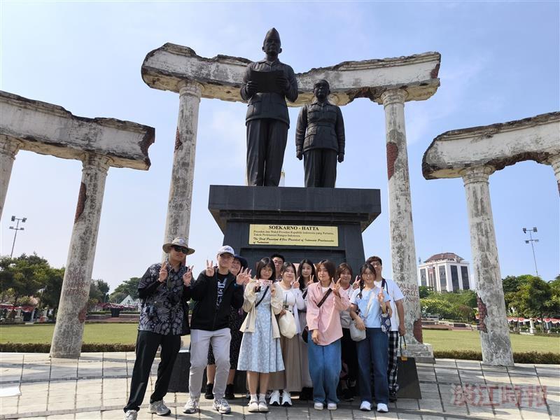 An Indonesian student  (second from left) from Tamkang University served as the local guide.
