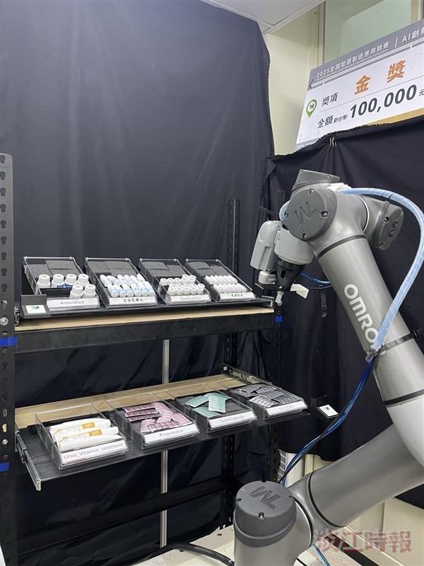 Tamkang Electrical and Computer Engineering Robotics Team Dominates National Competition - Wins Gold and Popularity Awards at the Techman Robot Competition
