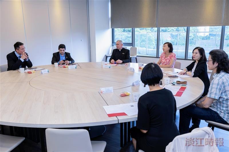 The exchange meeting was chaired by Vice President for International Affairs  Hsiao-Chuan Chen (4th from left).