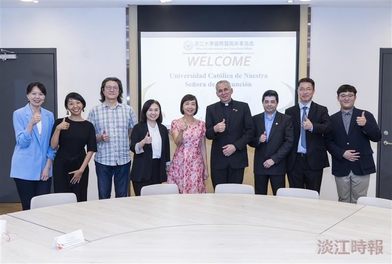 Rector Pbro. Dr. Cristino Bohnert Bauer of the Catholic University of Asunción in Paraguay (4th from right) visited and posed for a commemorative photo with Tamkang’s Vice President for International Affairs, Prof. Hsiao-Chuan Chen (5th from left), and others.