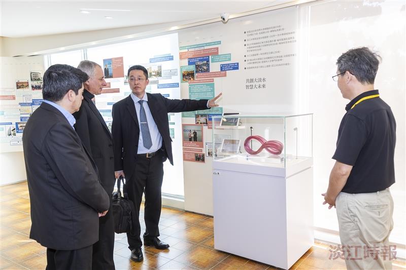 Rector Cristino Bohnert Bauer (2nd from left) and his delegation visited the University History Gallery to learn about Tamkang University's historical development.