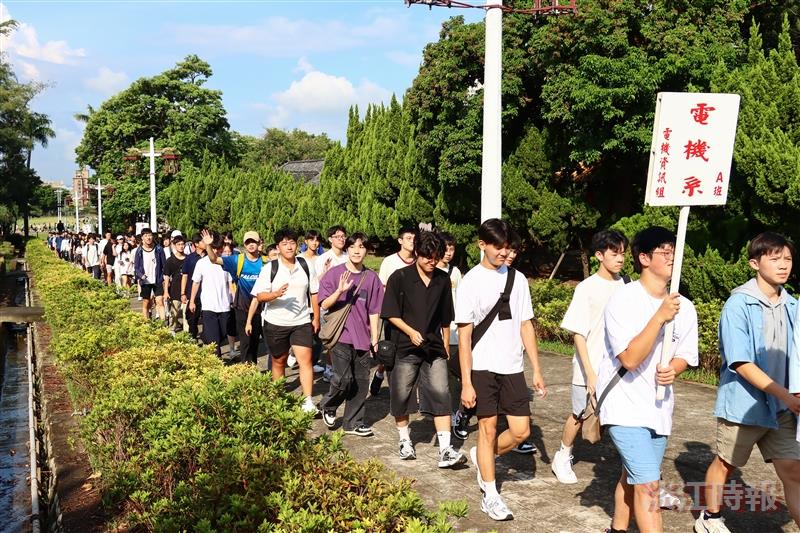 For their first lesson of the new semester, freshmen climbed the 132 steps of the Slope of Overcoming Difficulty and proceeded along the Chinese Palace-style Avenue to enter the orientation venue.