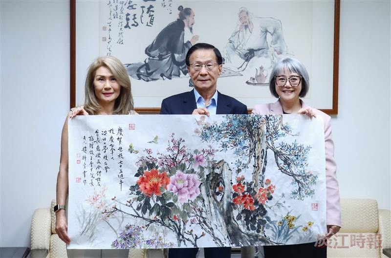 加拿大校友會贈畫母校75週年 談往事葛校長崔麗心驚喜認親