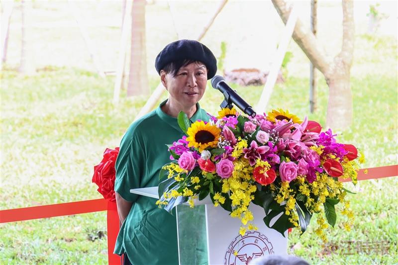 Chung-Twn Kuo, Landscape Architect of the Laboratory for Environment & Form and alumna of the Department of Architecture, delivered remarks.