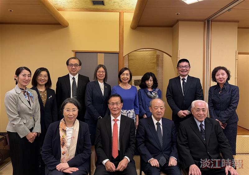 Tsuda University hosted a banquet in honor of President Keh and his delegation, with all attendees posing for a commemorative group photo.