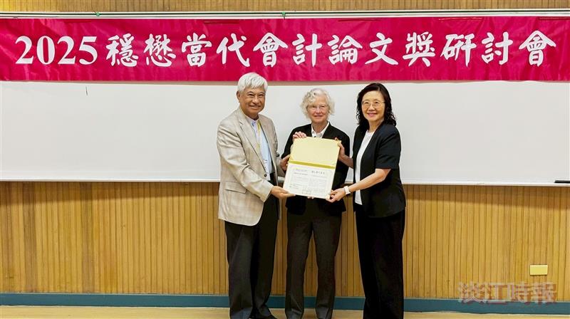 WIN Semiconductors Chairman Chin-Tsai Chen (left) presented the 2025 WIN Semiconductor Contemporary Accounting Scholar certificate to Prof. C. Janie Chang (right) of the University of California, Davis, witnessed by Prof. Katherine Schipper of Duke University.
