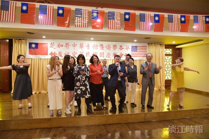 芝加哥校友參與國慶活動 用實際行動支持母校