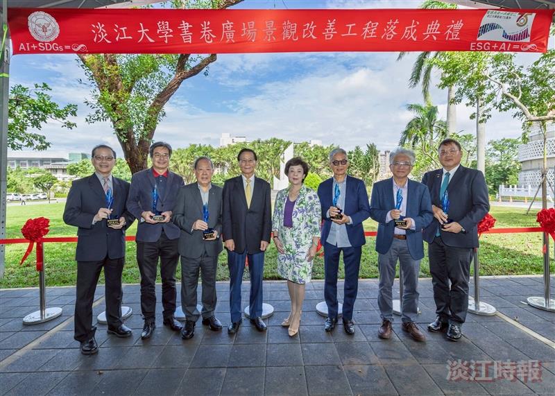 President Keh (4th from left) and Chairperson Chang (5th from left) posed for a group photo with Golden Eagle alumni—(from left) Shih-An Chen, Chun-Chin Chi, Sheng-Chieh Hsu, Kuo-Sen Chen, Po-Chang Wang, and Tzu-Hua Chuang—after presenting the “University Commons Enhancement Donor Appreciation Awards.”