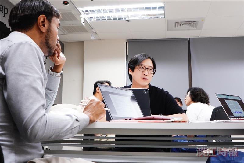 American scholar Jye Smallwood offers a Key Cultivation University speaking course for students.