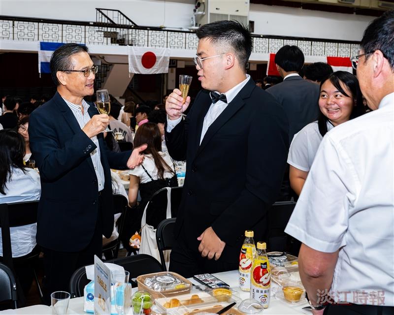 Through sharing a table, teachers and students strengthened their bonds. On the left is Dean of the College of Engineering, Prof. Tzung-Hang Lee.
