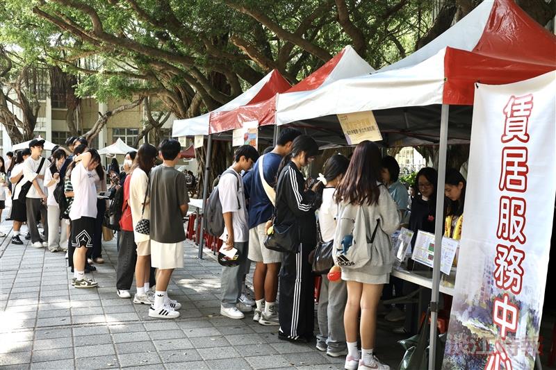 On October 14, the Guidance Section held a Friendly Campus Awareness Event at the pedestrian zone in front of the College of Liberal Arts Building.