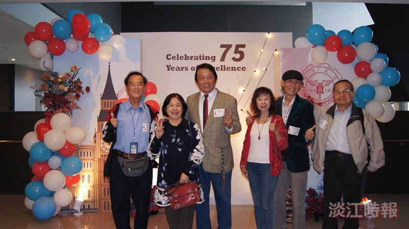 English Department alumni from the Class of 1974 made a special return to their alma mater to celebrate the 75th anniversary, sharing a warm and long-awaited reunion.