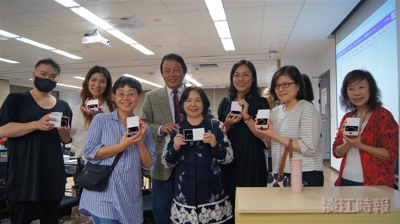 The quiz prize session brought the event to its peak, with winners joyfully posing for photos.