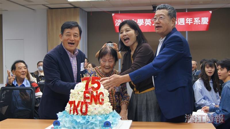Celebrating the department’s 75th anniversary, Executive Director of Alumni Services and Resource Development Office Chun-Young Perng, retired English Department professor Hsiu-Chieh Chen, English Department Chair Jui-Min Tsai, and Alumni Association President Hsueh-Jung Lu (from left) joined together to cut the celebratory cake.