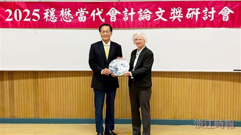 President Huan-Chao Keh (left) presented a souvenir to Prof. Katherine Schipper of Duke University.