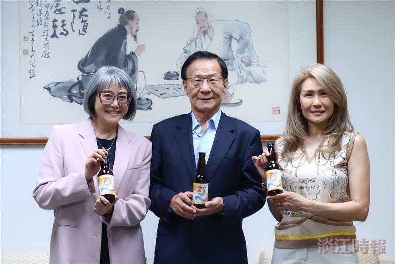 加拿大校友會贈畫母校75週年 談往事葛校長崔麗心驚喜認親