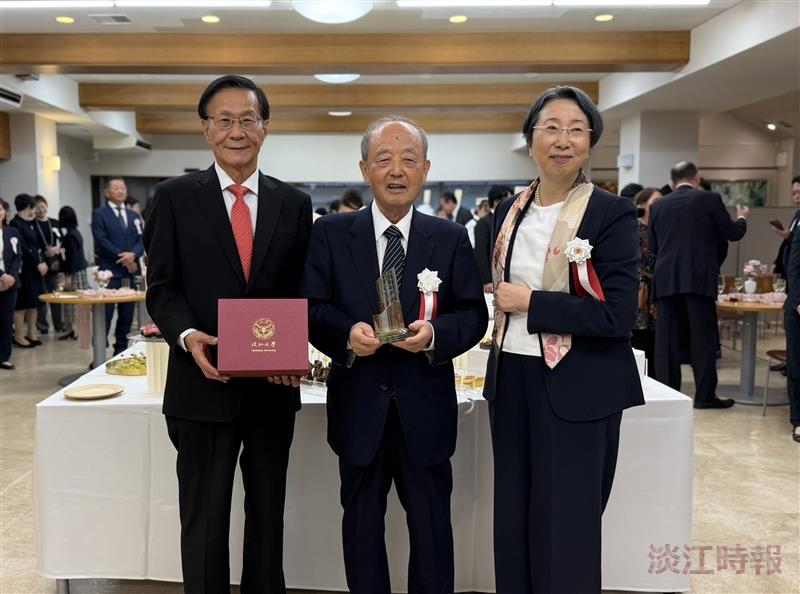 President Huan-Chao Keh (left) presented a Tamkang University souvenir during the welcome reception, which was accepted on behalf of Tsuda University by its Chairman of the Board, Seiichi Shimada (center).