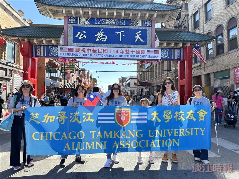 芝加哥校友參與國慶活動 用實際行動支持母校