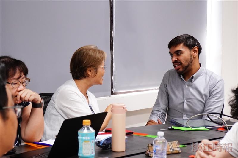 American scholar Jye Smallwood provides EMI (English-Medium Instruction) consultations for faculty and students and engages in academic exchange.