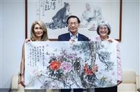 加拿大校友會贈畫母校75週年 談往事葛校長崔麗心驚喜認親