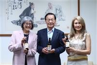 加拿大校友會贈畫母校75週年 談往事葛校長崔麗心驚喜認親