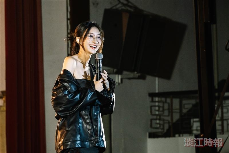Hua Chen delivered a heartfelt a cappella performance of “The Light on My Left,” captivating the entire audience with her gentle, emotional voice.