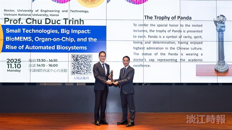 Prof. Chu Duc Trinh (left), Rector of the University of Engineering and Technology, Vietnam National University, Hanoi, receives the Panda trophy from Vice President for Academic Affairs Hui-Huang Hsu.