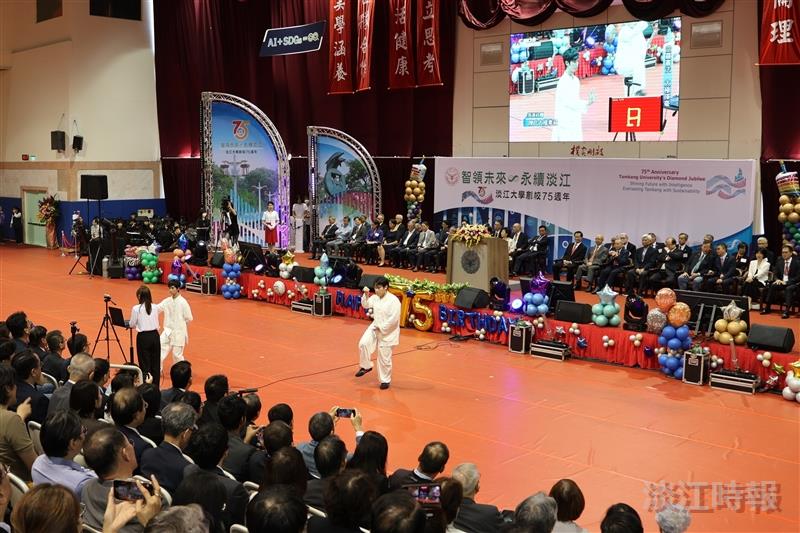 The “Ethereal Calligraphy: Tai Chi Brushwork” performance showcased the achievements of TKU’s Smart e-Pen project.