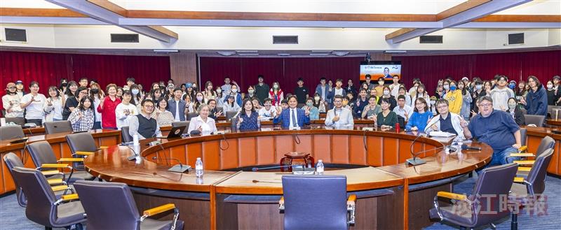 Participants pose for a group photo at the master lecture hosted by the Department of Information and Library Science on November 24.