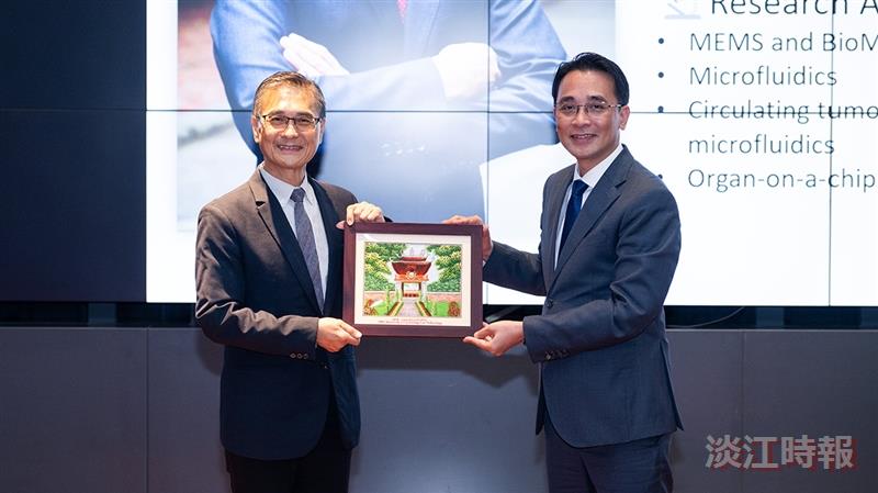 Prof. Chu Duc Trinh, Rector of the University of Engineering and Technology, Vietnam National University, Hanoi, presented a traditional Vietnamese embroidery craft, which was received on behalf of the university by College of Engineering Dean Tzung-Hang Lee.