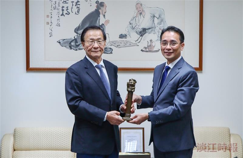 Chu Duc Trinh’s Bio-MEMS Research Sparks Lively Discussion Among Engineering Faculty and Students