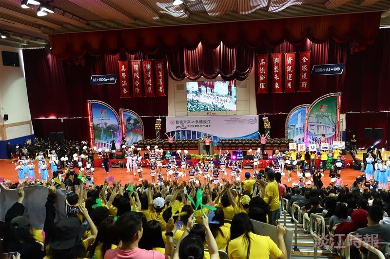 Before the 75th Anniversary Celebration, dancers from different generations presented an impressive warm-up performance.