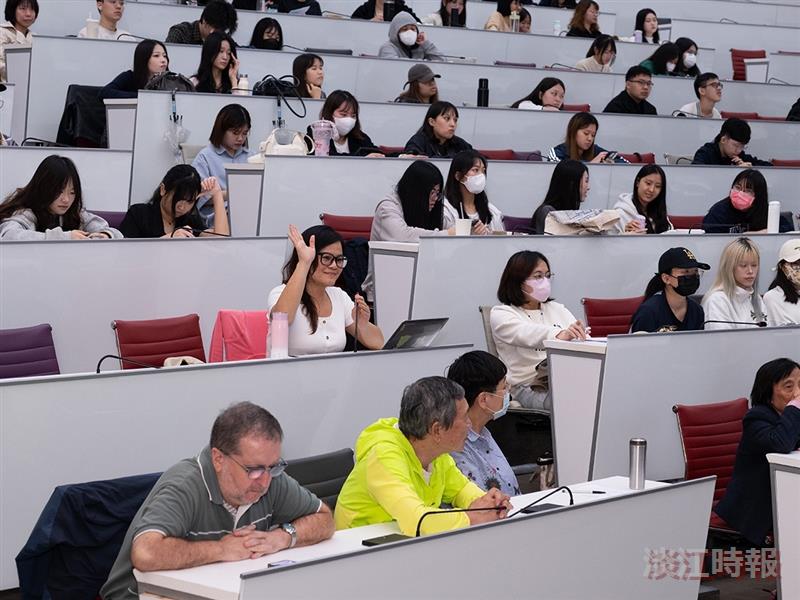 Students raised questions.