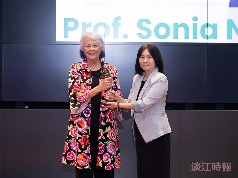 Sonia Nieto (left) receives the Panda trophy from Prof. Yi-Ti Lin, Dean of the College of Foreign Languages.
