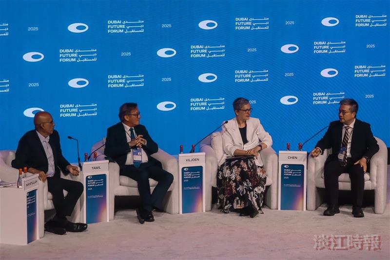 Dean Kuo-Hua Chen (far right) of the College of Education engaged in a panel discussion with futurists from around the world on the theme “Future Thinking and Institutional Transformation in Education.”