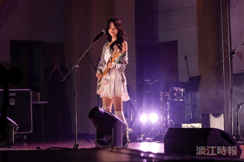 Annbae created a tender, dreamy atmosphere with her sweet vocals and ethereal musical style.