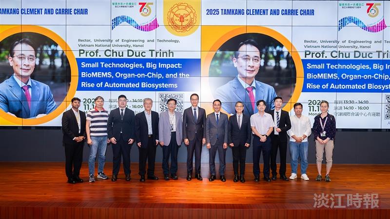 Group photo of faculty members and Prof. Chu Duc Trinh.