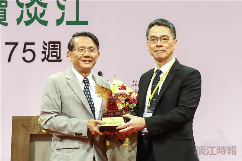 TKU Board Member Wu-Tien Chou (left) presented the Golden Eagle Award to alumnus Hui-Chi Liu of the Department of Chemical Engineering (now the Department of Chemistry and Materials Engineering).
