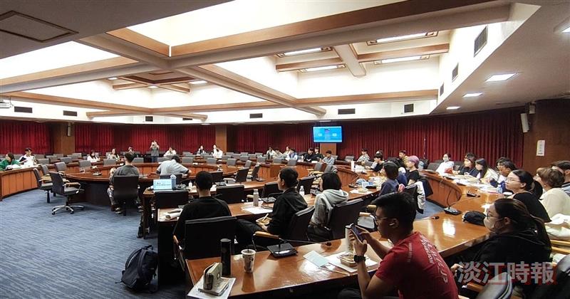 The Office of International Affairs’ International and Mainland Student Guidance Section hosted the information session titled “Exploring Your Future in Taiwan: The Taiwan Employment Gold Card for International Students.”