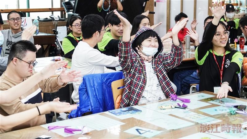 經探號前進淡水中正小作所進行志工服務