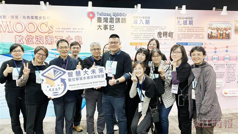 Members of the “Alliance for Empowering Smart Future” universities posed for a group photo in front of the “Milestones of Taiwan MOOCs” display board.