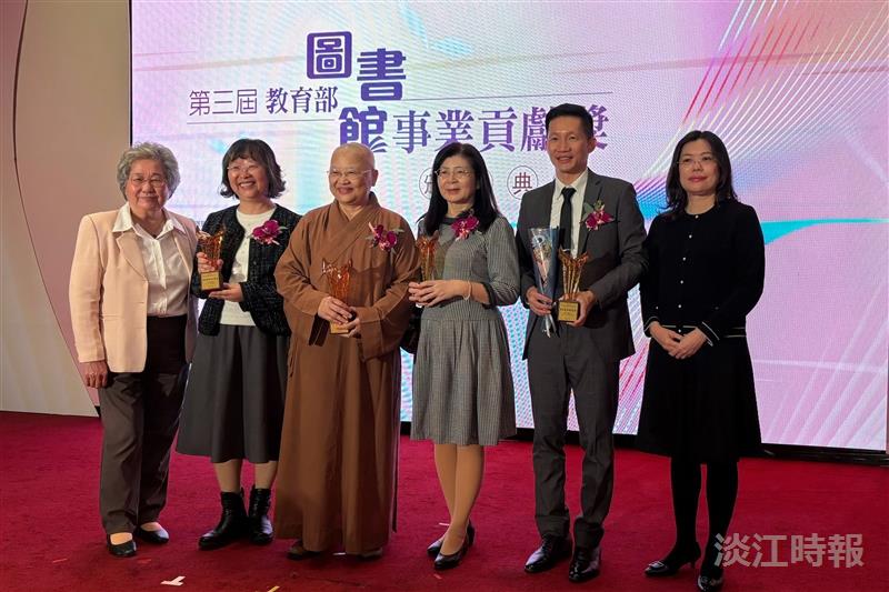 Honorary Professor of the Department of Information and Library Science and former Dean of Library Hong-Chu Huang (left 1st), together with alumni Wen-Yu Huang, Zi-Yan Shi, Hui-Man Niu, and Yen-Kai Liu of the same department, and Dean of Library Wen-Yau Lin, pose for a group photo after the awards ceremony.