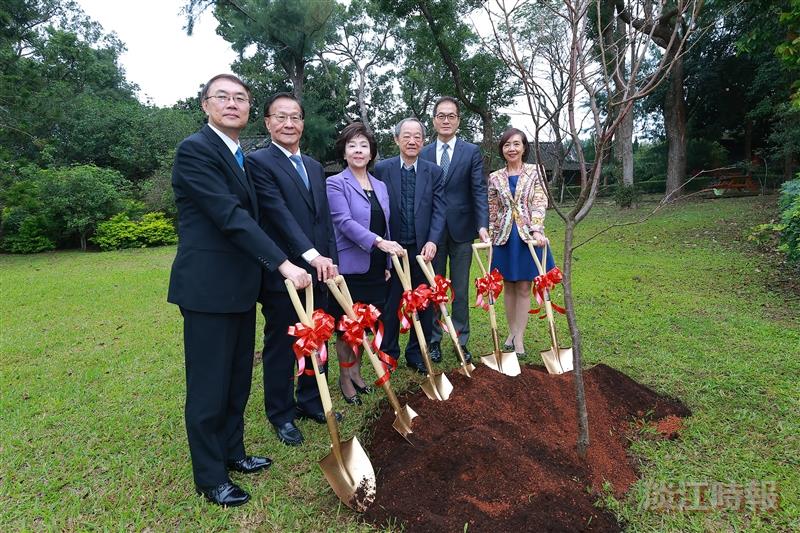 Administrative Vice President Chun-Hung Lin(from left), President Huan-Chao Keh, Chairperson Flora Chia-I Chang, Andy Chen, Golden Eagle alumnus of the Department of Chemical and Materials Engineering and Chairman of Skwentex International Corp., Academic Vice President Hui-Huang Hsu, and Vice President for International Affairs Hsiao-Chuan Chen jointly lifted shovels to place soil, completing the tree-planting ceremony.