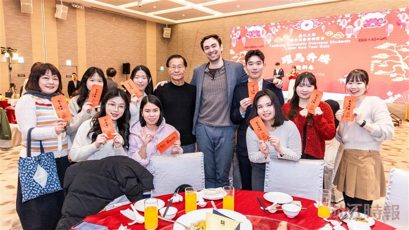 President Keh (back row, left 4th) distributed Lunar New Year red envelopes and posed for a group photo with the students.