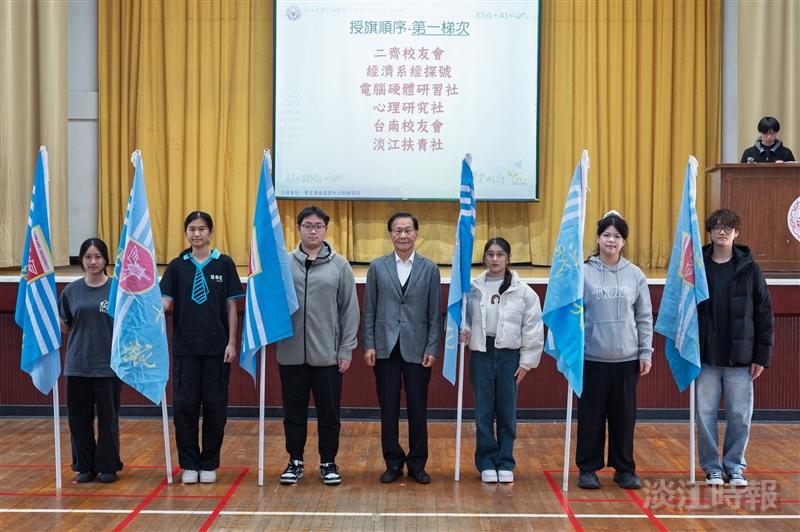 At the Winter Service Team Flag-Presentation Ceremony, President Keh (right 4th) presented the flag to the service teams.